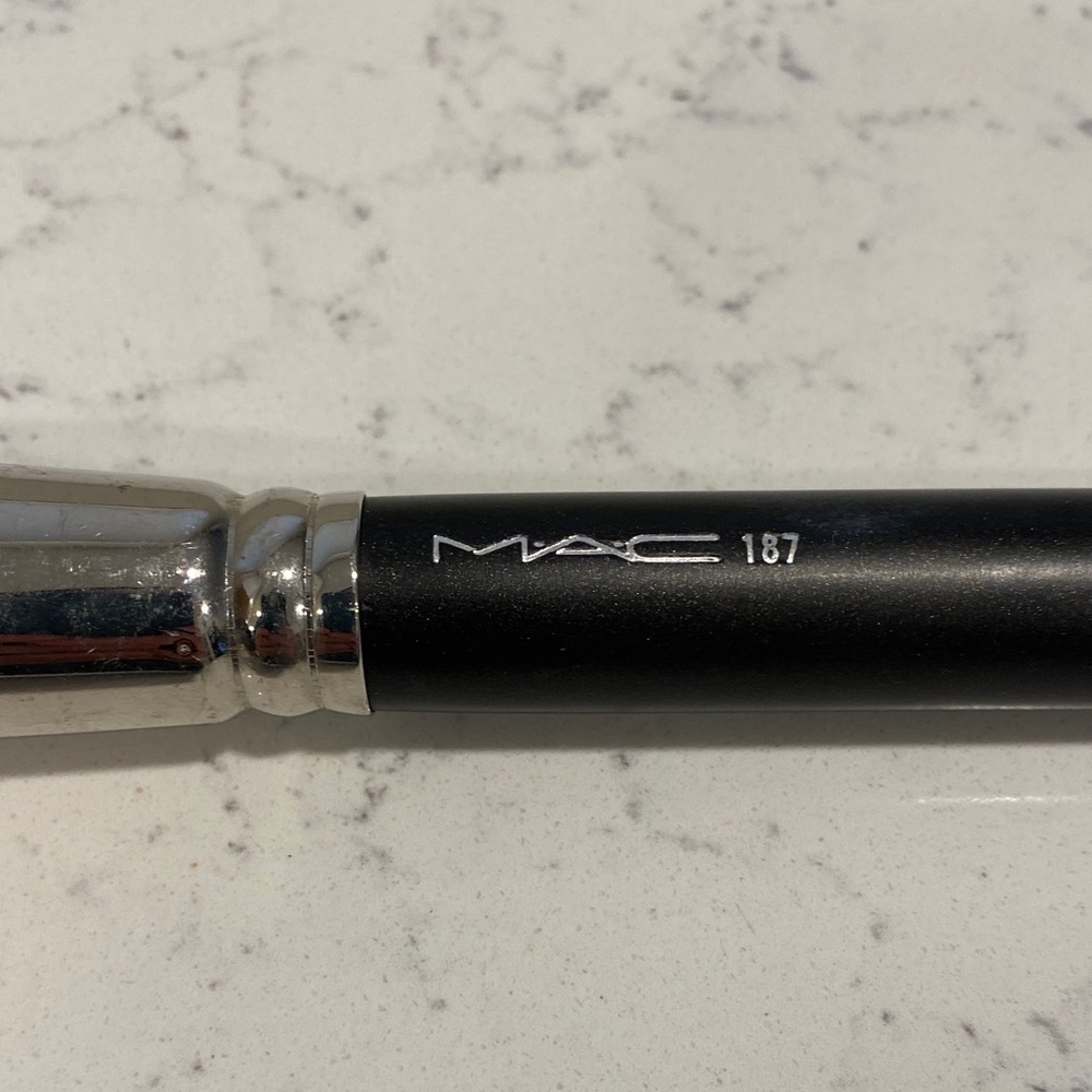 MAC Cosmetics 187 brush - Picture 2 of 5